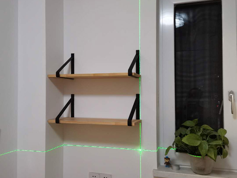 置物架安裝：測量拉線就是需要對安裝的高度、置物架的鉆孔位置進(jìn)行測量匹配。選定安裝位置后，用鉛筆做上記號；拉線做好標(biāo)記后，在安裝前用尺子檢查一下該平直的線是否平直;用沖擊鉆在標(biāo)記號的孔位鉆孔，孔的大小要略大于用于固定的螺栓的直徑。墻體是整個居室的支撐結(jié)構(gòu)，涉及到在墻面安裝，即使是很小的墻上置物架，也要考慮墻體條件。