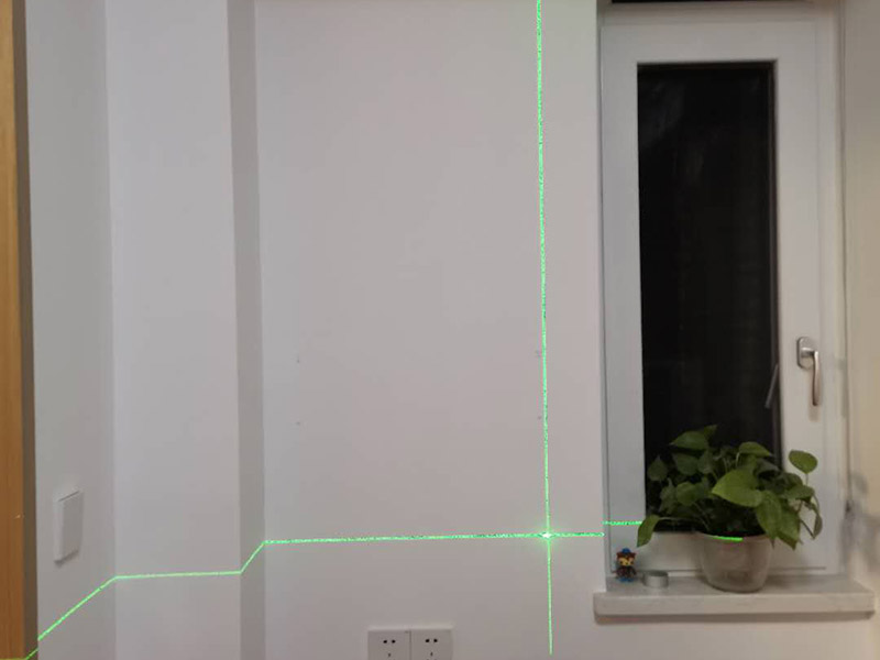 置物架安裝：測量拉線就是需要對安裝的高度、置物架的鉆孔位置進(jìn)行測量匹配。選定安裝位置后，用鉛筆做上記號；拉線做好標(biāo)記后，在安裝前用尺子檢查一下該平直的線是否平直;用沖擊鉆在標(biāo)記號的孔位鉆孔，孔的大小要略大于用于固定的螺栓的直徑。墻體是整個居室的支撐結(jié)構(gòu)，涉及到在墻面安裝，即使是很小的墻上置物架，也要考慮墻體條件。