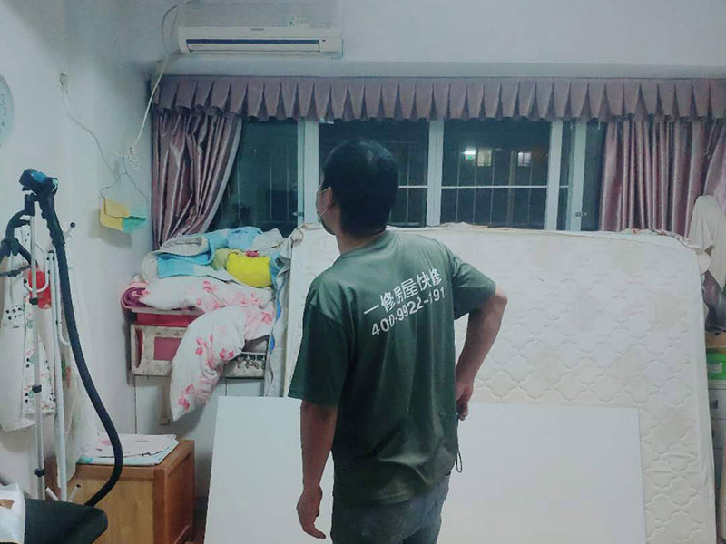 置物架安裝：測量拉線就是需要對安裝的高度、置物架的鉆孔位置進(jìn)行測量匹配。選定安裝位置后，用鉛筆做上記號；拉線做好標(biāo)記后，在安裝前用尺子檢查一下該平直的線是否平直;用沖擊鉆在標(biāo)記號的孔位鉆孔，孔的大小要略大于用于固定的螺栓的直徑。墻體是整個居室的支撐結(jié)構(gòu)，涉及到在墻面安裝，即使是很小的墻上置物架，也要考慮墻體條件。