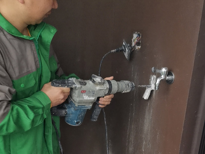 墻上打孔安裝：1、 墻體打孔時(shí)要留心來(lái)回抽插，不要為了圖速度，留神干粉卡鉆。 2、墻體打孔時(shí)鉆頭一定要穩(wěn)，不要左搖右搖，因?yàn)槟銚u的一起，相當(dāng)于加大鉆頭的摩擦力。 3、不要想一炮終究，下壓時(shí)留心力度，難打時(shí)或下降緩慢時(shí)，一定要拔出鉆頭，調(diào)查是不是有磚頭芯斷在鉆頭內(nèi)。 4、沒(méi)有水管或水源時(shí)，最佳不要用把水加在鉆頭里再打這種方法鉆洞，因?yàn)橹恍枭倭康乃脑?，水?huì)把粉末粘住，構(gòu)成稀泥。增加鉆頭的摩擦力，這時(shí)比干打或水打都艱難。 5、需要注意的是，在進(jìn)行打孔施工之前要找專業(yè)的打孔公司或人員，不夠?qū)I(yè)的技術(shù)人不僅可能對(duì)墻體造成損傷，有可能還會(huì)發(fā)生意外事故，對(duì)業(yè)主的利益造成威脅。