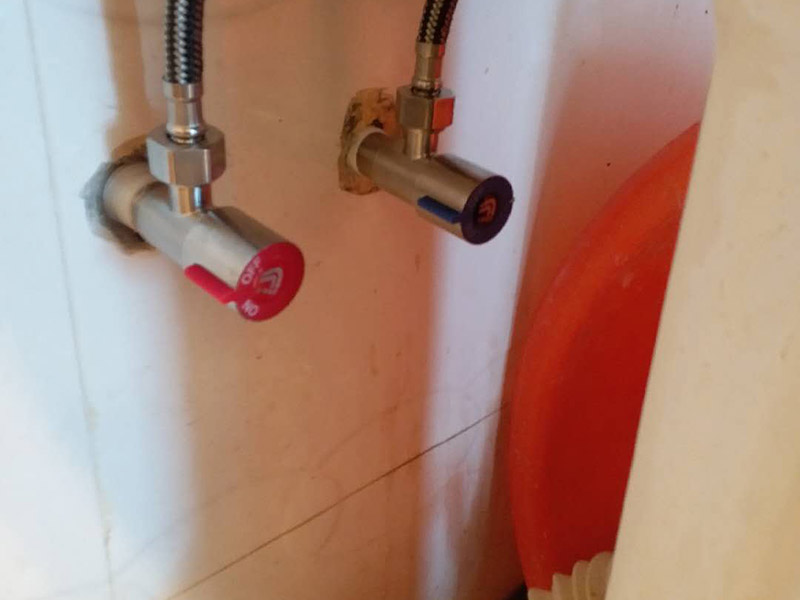 取斷絲安角閥：安裝前，應(yīng)將水管用水疏通一次，確認(rèn)水管內(nèi)無(wú)垃圾及殘?jiān)?，以免影響通水?2.注意纏繞方向，以角閥為例，角閥在擰進(jìn)墻里內(nèi)絲螺紋的時(shí)候，是向右順時(shí)針旋轉(zhuǎn)的，那我們?cè)诮情y上纏剩料帶的方向就是向左逆時(shí)針纏繞，這樣擰角閥的時(shí)候會(huì)越擰越緊，不會(huì)松脫。 3.纏的時(shí)候要拉緊生料帶，讓生料帶緊密貼附在螺紋上，盡量緊，不要纏松了，纏完要用手轉(zhuǎn)圈壓緊，也可以一邊壓緊一邊纏。 4.至于纏繞&ldquo;幾層&rdquo;沒有硬性規(guī)定，以能旋緊、不滲漏為準(zhǔn)，但根據(jù)經(jīng)驗(yàn)，通常需要纏繞十幾圈以上才能保證密封效果。 5.擰螺紋的時(shí)候不要往死里擰，由著點(diǎn)勁，并不一定非要擰到實(shí)在擰不動(dòng)才不漏，只要擰的時(shí)候手感能吃上勁就可以。