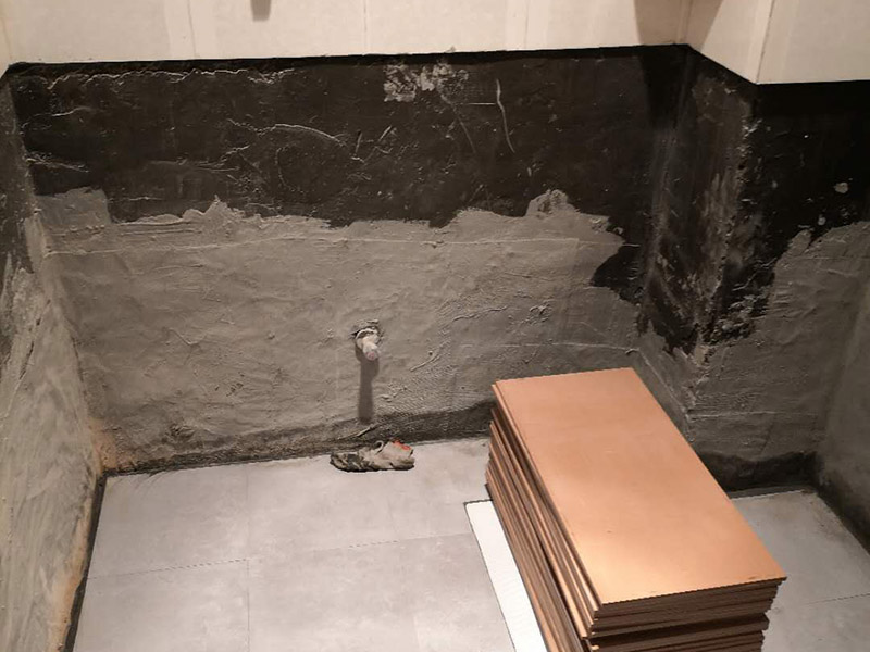 衛(wèi)生間墻面貼磚：1、 衛(wèi)生間墻面在施工前清理墻面的各類污物，用泥刀先批墻，后用水泥漿找平，防止瓷磚貼后有空鼓現(xiàn)象。 2、 衛(wèi)生間內會防止抽風機、安裝吊頂?shù)?，所以高度要特別注意，其次是墻磚與地磚的尺寸要互相對應，不能有太大的差異，最后根據(jù)高度、尺寸與整體效果來確定鋪貼方法，如果統(tǒng)一墻面瓷磚不同，大尺寸瓷磚從下往上貼，小尺寸從上往下貼。