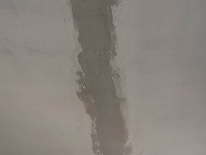 臥室屋頂裂縫維修：1、表面修補法，適用于墻面上較細較淺的裂縫，修補此種細縫只需要沿著開裂的縫隙涂抹白膠，待白膠干透之后砂紙磨平，再刷上墻面相同的油漆使顏色相同就可以了； 2、深層修復法，適用于較寬的裂縫，修補此類裂縫，需沿裂縫表面做成一個"V"字形狀的凹槽，再用基底進行修補，然后再刷墻固，找平，刷漆，這種做法一般要求鑿開比裂縫稍大的凹槽，這樣修補后的墻面不易二次開裂； 3、壓力修補法，如果出現(xiàn)的裂縫較小但是比較深，如果只用膠進行涂抹的話不會深入裂縫深處，所以要借助壓縮泵的壓力使膠體深入裂縫底層，然后在晾干刷漆就可以了。