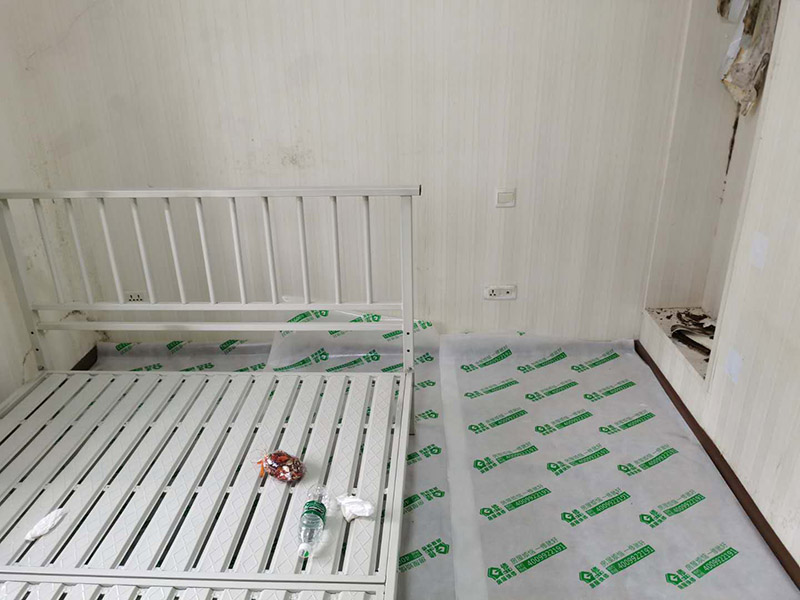 臥室墻面重新粉刷：整理墻面。用鏟刀鏟除墻面已松動(dòng)的膩?zhàn)訉?，無(wú)法用鏟刀鏟除的膩?zhàn)訉?，用小錘子悄悄敲擊，如果沒(méi)有空鼓聲音，而且敲后仍不松動(dòng)的可以保留原有的基層。清洗墻面外表的浮塵和油污等。用耐膩?zhàn)訉?duì)局部損壞部位進(jìn)行修補(bǔ)完好。涂刷底漆(糯米圖植物涂料直接上底料，不需要膩?zhàn)訉?，待膩?zhàn)訉痈稍锕袒?，涂?-2遍底漆。涂刷面漆。待底漆徹底干燥后，涂刷兩遍面漆。涂料涂刷時(shí)不能過(guò)量?jī)端?，尤其是深色彩的涂料，兌水過(guò)多也許致使浮色發(fā)花等不良現(xiàn)象。