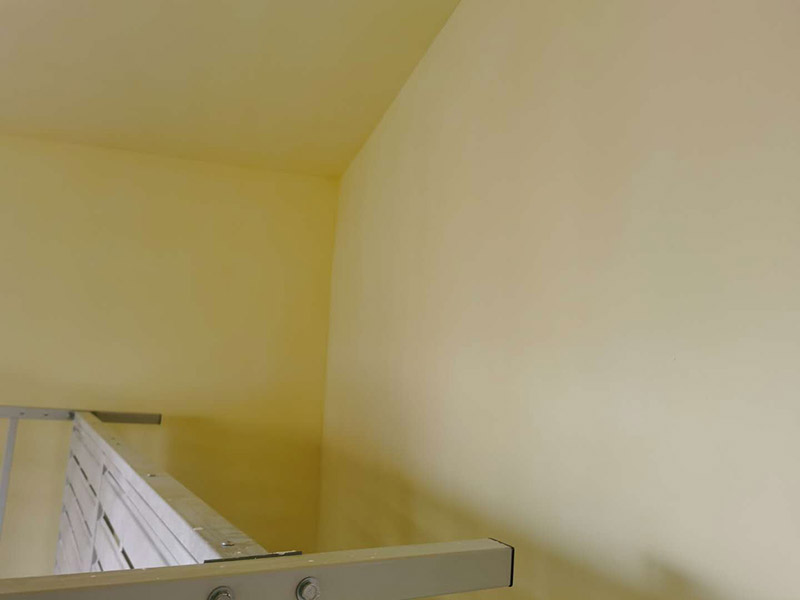 臥室墻面重新粉刷：整理墻面。用鏟刀鏟除墻面已松動(dòng)的膩?zhàn)訉樱瑹o(wú)法用鏟刀鏟除的膩?zhàn)訉?，用小錘子悄悄敲擊，如果沒(méi)有空鼓聲音，而且敲后仍不松動(dòng)的可以保留原有的基層。清洗墻面外表的浮塵和油污等。用耐膩?zhàn)訉?duì)局部損壞部位進(jìn)行修補(bǔ)完好。涂刷底漆(糯米圖植物涂料直接上底料，不需要膩?zhàn)訉?，待膩?zhàn)訉痈稍锕袒?，涂?-2遍底漆。涂刷面漆。待底漆徹底干燥后，涂刷兩遍面漆。涂料涂刷時(shí)不能過(guò)量?jī)端?，尤其是深色彩的涂料，兌水過(guò)多也許致使浮色發(fā)花等不良現(xiàn)象。