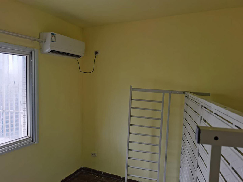 臥室墻面重新粉刷：整理墻面。用鏟刀鏟除墻面已松動(dòng)的膩?zhàn)訉樱瑹o(wú)法用鏟刀鏟除的膩?zhàn)訉?，用小錘子悄悄敲擊，如果沒(méi)有空鼓聲音，而且敲后仍不松動(dòng)的可以保留原有的基層。清洗墻面外表的浮塵和油污等。用耐膩?zhàn)訉?duì)局部損壞部位進(jìn)行修補(bǔ)完好。涂刷底漆(糯米圖植物涂料直接上底料，不需要膩?zhàn)訉?，待膩?zhàn)訉痈稍锕袒螅克?-2遍底漆。涂刷面漆。待底漆徹底干燥后，涂刷兩遍面漆。涂料涂刷時(shí)不能過(guò)量?jī)端绕涫巧钌实耐苛?，兌水過(guò)多也許致使浮色發(fā)花等不良現(xiàn)象。