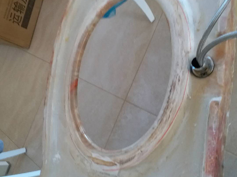 臺(tái)盆更換維修：1、出現(xiàn)水龍并沒(méi)有出水口漏水：當(dāng)水龍頭內(nèi)的軸心墊片磨損會(huì)出現(xiàn)這種情況。解決辦法：根據(jù)水龍頭的大小選擇對(duì)應(yīng)的鉗子將水龍頭壓蓋旋開，并用夾 子取出磨損的軸心墊片，再換上新的輔以墊片即可解決該問(wèn)題。 2.水龍頭接管的接合處出現(xiàn)漏水：檢查下接管處的螺帽是否松掉。解決辦法，將螺帽擰緊或者換上新的U型密封墊. 3、龍頭拴下部縫隙漏水原因：那是因?yàn)閴荷w內(nèi)的三角密封墊磨損所引起。你可以將螺絲轉(zhuǎn)松取下拴頭，接著將壓蓋弄松取下，然后將壓蓋內(nèi)側(cè)三角密封 店取出，換上新的即可。