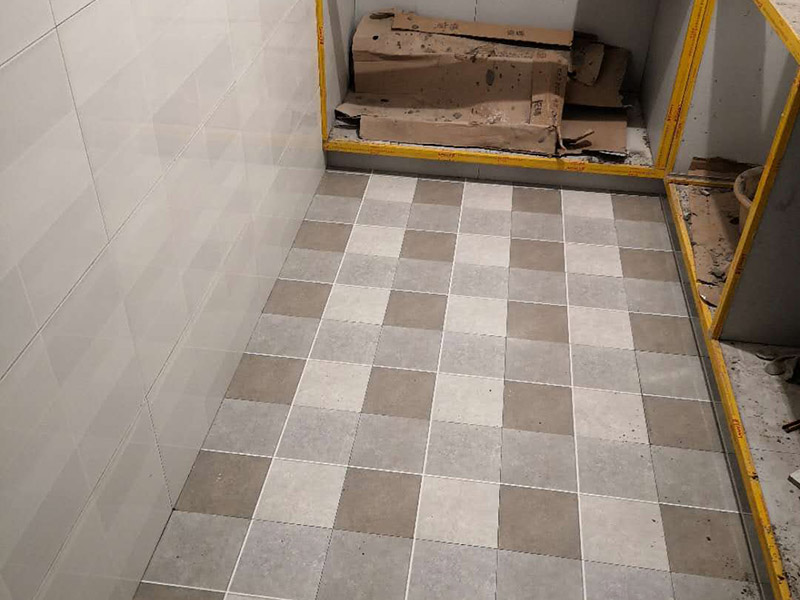 廚房地面地磚安裝：一般地磚有干鋪和濕鋪兩種,一般是鋪的優(yōu)點是單核的比知較結(jié)實一些缺點就是大塊的地磚容易切工不容易找平道兒干鋪的就比較容易找平了也不容易貼空，但是干鋪版的強度沒有濕鋪的好一些，所以一般情況下選擇是濕鋪是比較好的一種鋪地磚權(quán)的方法。