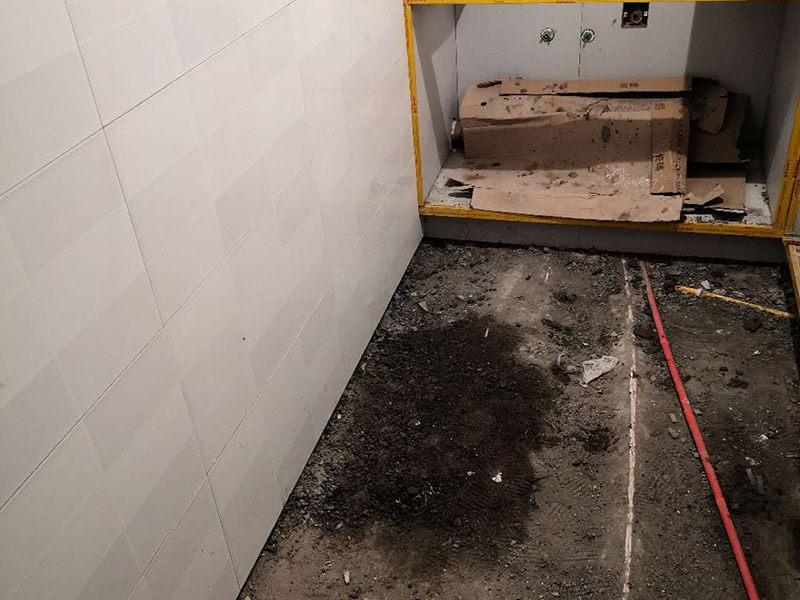 廚房地面地磚安裝：一般地磚有干鋪和濕鋪兩種,一般是鋪的優(yōu)點是單核的比知較結(jié)實一些缺點就是大塊的地磚容易切工不容易找平道兒干鋪的就比較容易找平了也不容易貼空，但是干鋪版的強度沒有濕鋪的好一些，所以一般情況下選擇是濕鋪是比較好的一種鋪地磚權(quán)的方法。