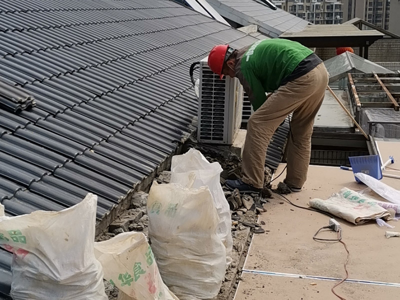 屋頂局部拆除：首先我們需要對屋頂進行檢查，查找漏水的原因的由管道，防水層，還是接縫裂縫引起的。找到屋頂漏水的原因了才好對應(yīng)方法進行修補。如果屋頂以前沒有做過防水，是新的水泥樓頂，那最好全面的做一次整體防水。選擇質(zhì)量較好的聚酯防水涂料或者聚酯防水卷材。如果以前做過防水，且時間較久，那么可能防水層已經(jīng)基本失去作用了，只能重新再做一遍。