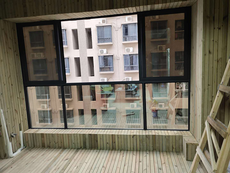 陽臺木板刷清漆：1.刷木板清漆要刷兩次,第一次不要使用太多,在木板表面刷一層就好。 2.刷第二次前,要留意表面有沒有縫隙,有沒有凹凸處,有的話要先磨平。 3.第二次刷時動作要快,不能漏刷,一邊刷一邊看哪里漏掉了或者哪里不平,以及時作出彌補。