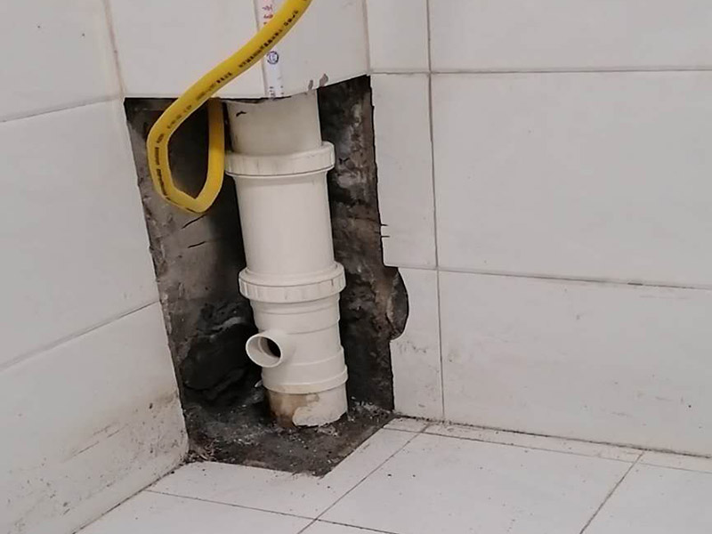 主水管漏水維修，櫥柜安裝：把漏水的管子拆卸下來，或者更換掉，用PVC專用膠水涂抹以后直接接上就行了，用生料帶以及黑膠布是不能阻止漏水的。   如果漏水不是很厲害的話，在管子的外面、漏水的地方用玻璃膠涂抹也行，但前提是，涂抹玻璃膠的時候，管子必須是干的。