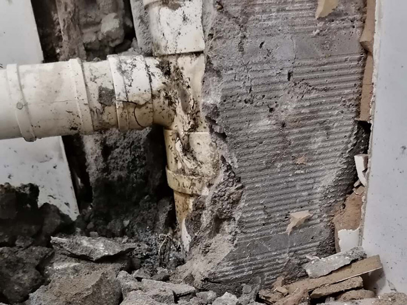 主水管漏水維修，櫥柜安裝：把漏水的管子拆卸下來，或者更換掉，用PVC專用膠水涂抹以后直接接上就行了，用生料帶以及黑膠布是不能阻止漏水的。   如果漏水不是很厲害的話，在管子的外面、漏水的地方用玻璃膠涂抹也行，但前提是，涂抹玻璃膠的時候，管子必須是干的。