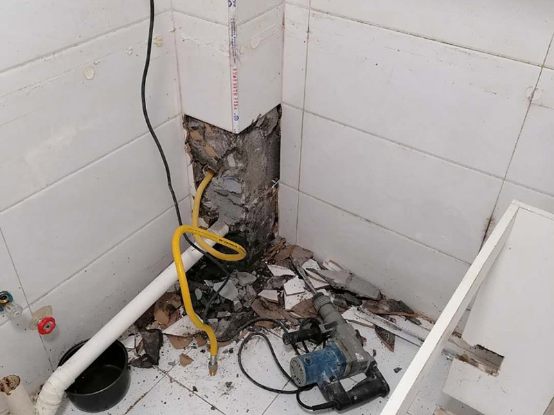 主水管漏水維修，櫥柜安裝：把漏水的管子拆卸下來，或者更換掉，用PVC專用膠水涂抹以后直接接上就行了，用生料帶以及黑膠布是不能阻止漏水的。   如果漏水不是很厲害的話，在管子的外面、漏水的地方用玻璃膠涂抹也行，但前提是，涂抹玻璃膠的時候，管子必須是干的。