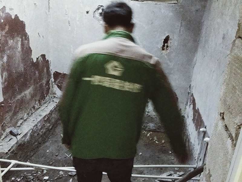 廚衛(wèi)改造排水管：一、下水管道改造刷膠時，一定更要將接口處的渣土清理干凈，并將管件的內(nèi)圓和管道的外圓涂上膠水，這一工序至關(guān)重要，如果沒有合理施工可能會導致下水管漏水。 二、整棟樓房的下水管道都必須安裝排氣口，并且要記得在最高處設(shè)計一個排氣孔，否則到了夏天下水管道中的腐爛物會發(fā)酵，不僅臭氣熏天，還會對健康產(chǎn)生不利。 三、安裝下水管時必須掌握好坡度，一般進水口應(yīng)高于出水口，坡度比沒有嚴格要求但要注意下水管道安裝之后不能抬高地面。 四、記得加防臭彎頭，進行下水管改造時要事先與樓下住戶協(xié)商，從樓下開始施工，否則會難以加防臭彎頭。如果不加防臭彎頭的話，臭味很容易通過管道進入室內(nèi)。