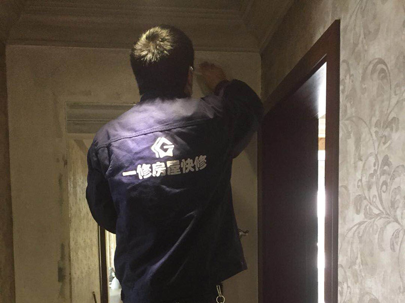 墻紙維修翻新：墻紙墻布鋪貼前，必須檢查墻面要干凈平整，墻體、墻皮表面無空鼓或松動(dòng)脫落。如果有墻面8大問題，修復(fù)處理好墻體基底層?；さ雀赏福瑫r(shí)間為2小時(shí)-4小時(shí)。再一面墻陰角處開始滾刷糯米膠，滾刷好一面墻（上下粉刷均勻）后才開始貼墻布。墻紙墻布沿墻面放置，無縫接縫的必須上高度和墻面高度一致，對(duì)花拼接的墻紙墻布考慮好花樣、紋理的方向。