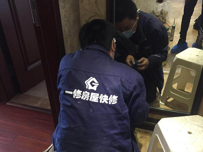 墻紙維修翻新：墻紙墻布鋪貼前，必須檢查墻面要干凈平整，墻體、墻皮表面無空鼓或松動(dòng)脫落。如果有墻面8大問題，修復(fù)處理好墻體基底層?；さ雀赏福瑫r(shí)間為2小時(shí)-4小時(shí)。再一面墻陰角處開始滾刷糯米膠，滾刷好一面墻（上下粉刷均勻）后才開始貼墻布。墻紙墻布沿墻面放置，無縫接縫的必須上高度和墻面高度一致，對(duì)花拼接的墻紙墻布考慮好花樣、紋理的方向。