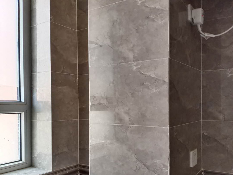 瓷磚修補維修：瓷磚的中間位置出現(xiàn)空鼓情況，這種情況就需要將這塊瓷磚撬下來重新鋪設了。具體要采取從瓷磚中間部分開砸，但是不能從中間直接砸，可以使用小型水鉆先開個孔，再使用工具慢慢的向四周蔓延的方式來撬開瓷磚，避免將周邊的額瓷磚損壞。如果超過1/3的鋪裝面積都存在空鼓，則需要把整面瓷磚全部撬掉重新鋪裝。如果空鼓程度較嚴重、瓷磚已經(jīng)完全松動甚至脫落，說明瓷磚下的水泥砂漿層與墻面基層(或地面基層)也發(fā)生了松動&ldquo;脫層&rdquo;，此時可以用鏟刀等工具清理掉水泥砂漿層，重新涂抹水泥砂漿后鋪貼瓷磚。