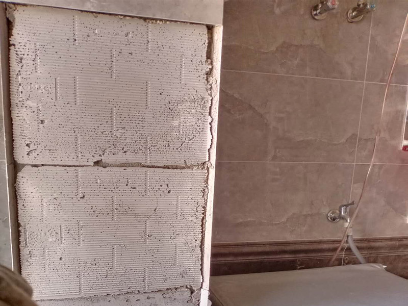 瓷磚修補維修：瓷磚的中間位置出現(xiàn)空鼓情況，這種情況就需要將這塊瓷磚撬下來重新鋪設了。具體要采取從瓷磚中間部分開砸，但是不能從中間直接砸，可以使用小型水鉆先開個孔，再使用工具慢慢的向四周蔓延的方式來撬開瓷磚，避免將周邊的額瓷磚損壞。如果超過1/3的鋪裝面積都存在空鼓，則需要把整面瓷磚全部撬掉重新鋪裝。如果空鼓程度較嚴重、瓷磚已經(jīng)完全松動甚至脫落，說明瓷磚下的水泥砂漿層與墻面基層(或地面基層)也發(fā)生了松動&ldquo;脫層&rdquo;，此時可以用鏟刀等工具清理掉水泥砂漿層，重新涂抹水泥砂漿后鋪貼瓷磚。