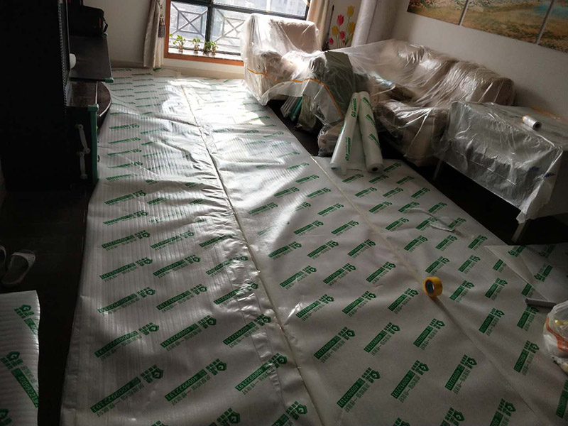 入戶門及地面家具保護(hù)：各種裝修物料的進(jìn)場以及各種建筑裝修垃圾的清理，都會(huì)經(jīng)過入戶門，這些物品在搬運(yùn)的過程中，與入戶門發(fā)生磕碰、摩擦的機(jī)率大大增加，所以，第一個(gè)需要做好成品保護(hù)的地方就是我們的入戶門。建議：在裝修開工前直到家具進(jìn)場期間，都需要對(duì)入戶門進(jìn)行保護(hù)。對(duì)于這一點(diǎn)，可以使用成品保護(hù)膜將門包裹。瓷磚、地板的鋪裝，也屬于基礎(chǔ)裝修的部分，經(jīng)常發(fā)現(xiàn)瓷磚施工時(shí)和施工后都沒有做成品保護(hù)工作，具體的表現(xiàn)有：瓷磚邊鋪邊勾縫、在剛鋪的瓷道磚、地板上堆放雜物、剛鋪的瓷磚就在上面走動(dòng)踩踏、地面瓷磚、地板沒有使用成品保護(hù)膜覆蓋等，這些都會(huì)影響瓷磚的鋪貼效果，造成瓷磚的施工質(zhì)量問題。