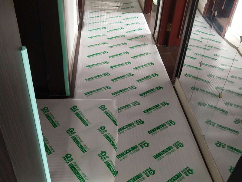 入戶門及地面家具保護(hù)：各種裝修物料的進(jìn)場以及各種建筑裝修垃圾的清理，都會(huì)經(jīng)過入戶門，這些物品在搬運(yùn)的過程中，與入戶門發(fā)生磕碰、摩擦的機(jī)率大大增加，所以，第一個(gè)需要做好成品保護(hù)的地方就是我們的入戶門。建議：在裝修開工前直到家具進(jìn)場期間，都需要對(duì)入戶門進(jìn)行保護(hù)。對(duì)于這一點(diǎn)，可以使用成品保護(hù)膜將門包裹。瓷磚、地板的鋪裝，也屬于基礎(chǔ)裝修的部分，經(jīng)常發(fā)現(xiàn)瓷磚施工時(shí)和施工后都沒有做成品保護(hù)工作，具體的表現(xiàn)有：瓷磚邊鋪邊勾縫、在剛鋪的瓷道磚、地板上堆放雜物、剛鋪的瓷磚就在上面走動(dòng)踩踏、地面瓷磚、地板沒有使用成品保護(hù)膜覆蓋等，這些都會(huì)影響瓷磚的鋪貼效果，造成瓷磚的施工質(zhì)量問題。