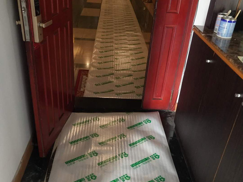 入戶門及地面家具保護(hù)：各種裝修物料的進(jìn)場以及各種建筑裝修垃圾的清理，都會(huì)經(jīng)過入戶門，這些物品在搬運(yùn)的過程中，與入戶門發(fā)生磕碰、摩擦的機(jī)率大大增加，所以，第一個(gè)需要做好成品保護(hù)的地方就是我們的入戶門。建議：在裝修開工前直到家具進(jìn)場期間，都需要對(duì)入戶門進(jìn)行保護(hù)。對(duì)于這一點(diǎn)，可以使用成品保護(hù)膜將門包裹。瓷磚、地板的鋪裝，也屬于基礎(chǔ)裝修的部分，經(jīng)常發(fā)現(xiàn)瓷磚施工時(shí)和施工后都沒有做成品保護(hù)工作，具體的表現(xiàn)有：瓷磚邊鋪邊勾縫、在剛鋪的瓷道磚、地板上堆放雜物、剛鋪的瓷磚就在上面走動(dòng)踩踏、地面瓷磚、地板沒有使用成品保護(hù)膜覆蓋等，這些都會(huì)影響瓷磚的鋪貼效果，造成瓷磚的施工質(zhì)量問題。