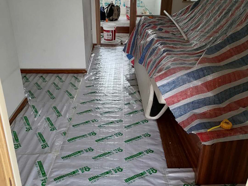 地面保護(hù)措施：各種裝修物料的進(jìn)場以及各種建筑裝修垃圾的清理，都會經(jīng)過入戶門，這些物品在搬運(yùn)的過程中，難免會和入戶門發(fā)生磕碰，造成入戶門的磕碰劃傷，所以，第一個(gè)需要做好成品保護(hù)的地方就是入戶門。 做法：在裝修開工前直到家具進(jìn)場期間，都需要對入戶門進(jìn)行保護(hù)！可以使用成品保護(hù)膜將門包裹。地面瓷磚鋪貼完后，用成品保護(hù)膜覆蓋磚面，既可以防止裝修時(shí)的沙子磨傷地面，同時(shí)也能有效地防止油漆涂料等有色液體滴落磚面，造成地面污染。在進(jìn)行木門、櫥柜、家具等的相關(guān)的安裝或組裝的過程中，成品保護(hù)主要體現(xiàn)在兩個(gè)方面：一是原有的墻面、地面裝飾的保護(hù)，盡量避免因?yàn)檫@些安裝工程對已裝的部分造成破壞；二是安裝的物品本身的保護(hù)，注意不要在安裝過程中造成磕碰、劃傷等損傷。