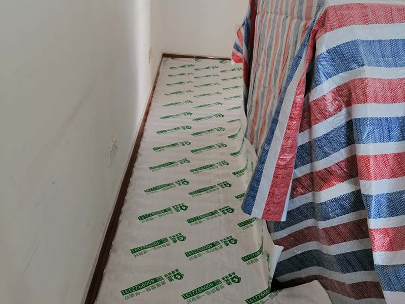 地面保護(hù)措施：各種裝修物料的進(jìn)場以及各種建筑裝修垃圾的清理，都會經(jīng)過入戶門，這些物品在搬運(yùn)的過程中，難免會和入戶門發(fā)生磕碰，造成入戶門的磕碰劃傷，所以，第一個(gè)需要做好成品保護(hù)的地方就是入戶門。 做法：在裝修開工前直到家具進(jìn)場期間，都需要對入戶門進(jìn)行保護(hù)！可以使用成品保護(hù)膜將門包裹。地面瓷磚鋪貼完后，用成品保護(hù)膜覆蓋磚面，既可以防止裝修時(shí)的沙子磨傷地面，同時(shí)也能有效地防止油漆涂料等有色液體滴落磚面，造成地面污染。在進(jìn)行木門、櫥柜、家具等的相關(guān)的安裝或組裝的過程中，成品保護(hù)主要體現(xiàn)在兩個(gè)方面：一是原有的墻面、地面裝飾的保護(hù)，盡量避免因?yàn)檫@些安裝工程對已裝的部分造成破壞；二是安裝的物品本身的保護(hù)，注意不要在安裝過程中造成磕碰、劃傷等損傷。