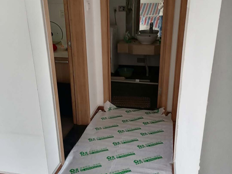 地面保護(hù)措施：各種裝修物料的進(jìn)場以及各種建筑裝修垃圾的清理，都會經(jīng)過入戶門，這些物品在搬運(yùn)的過程中，難免會和入戶門發(fā)生磕碰，造成入戶門的磕碰劃傷，所以，第一個(gè)需要做好成品保護(hù)的地方就是入戶門。 做法：在裝修開工前直到家具進(jìn)場期間，都需要對入戶門進(jìn)行保護(hù)！可以使用成品保護(hù)膜將門包裹。地面瓷磚鋪貼完后，用成品保護(hù)膜覆蓋磚面，既可以防止裝修時(shí)的沙子磨傷地面，同時(shí)也能有效地防止油漆涂料等有色液體滴落磚面，造成地面污染。在進(jìn)行木門、櫥柜、家具等的相關(guān)的安裝或組裝的過程中，成品保護(hù)主要體現(xiàn)在兩個(gè)方面：一是原有的墻面、地面裝飾的保護(hù)，盡量避免因?yàn)檫@些安裝工程對已裝的部分造成破壞；二是安裝的物品本身的保護(hù)，注意不要在安裝過程中造成磕碰、劃傷等損傷。