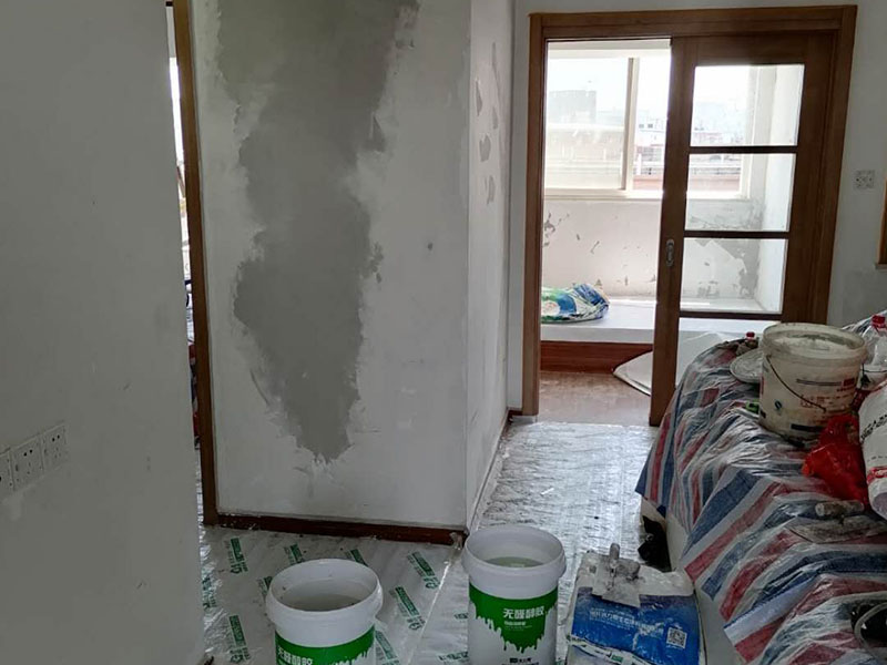 墻面乳膠漆翻新：如果原墻面只是簡(jiǎn)單的變舊沒有剝離現(xiàn)象，可以直接清理干凈，用滾刷或噴涂機(jī)zhidao滾（噴）一遍云泉水性漆，等干透然后在上二遍就OK了！ 如果有裂縫或爆皮的，需要清理干凈浮塵再用鏟除墻面，有坑不內(nèi)平處用石膏找平，有裂縫的用布袋或網(wǎng)刷乳白膠粘貼到裂縫處，裂縫處需要刮兩遍膩?zhàn)拥谝槐槭菫榱损ぷ〔即途W(wǎng)容，第二遍找平，最后墻面一定要平整，然后再刷云泉水性漆就可以了！也是刷兩遍就OK了！