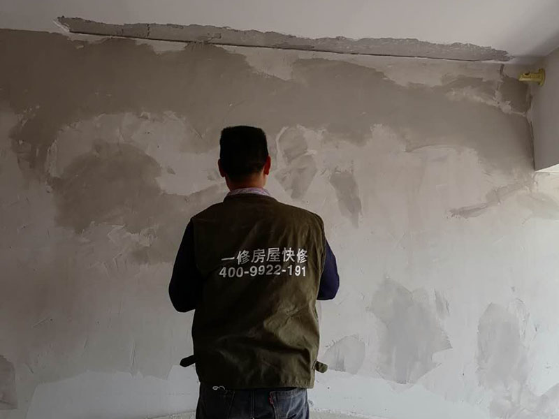 墻面乳膠漆翻新：如果原墻面只是簡(jiǎn)單的變舊沒有剝離現(xiàn)象，可以直接清理干凈，用滾刷或噴涂機(jī)zhidao滾（噴）一遍云泉水性漆，等干透然后在上二遍就OK了！ 如果有裂縫或爆皮的，需要清理干凈浮塵再用鏟除墻面，有坑不內(nèi)平處用石膏找平，有裂縫的用布袋或網(wǎng)刷乳白膠粘貼到裂縫處，裂縫處需要刮兩遍膩?zhàn)拥谝槐槭菫榱损ぷ〔即途W(wǎng)容，第二遍找平，最后墻面一定要平整，然后再刷云泉水性漆就可以了！也是刷兩遍就OK了！