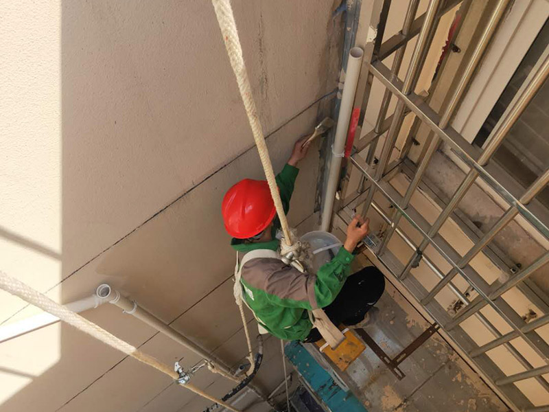 外墻窗戶防水維修：滴水檐遭破壞：窗戶洞口都有滴水檐，在改造陽(yáng)臺(tái)之時(shí)，有的業(yè)主將窗戶外移，壓到滴水檐上，飄雨就會(huì)進(jìn)到窗框和墻體的縫中，從窗戶上部往里洇水。 解決方案：在洞口處加裝滴水檐(通過(guò)連接件或者打膠鼓包等多種形式)，使水能順利往外排。 排水孔被堵：塑鋼窗底部都設(shè)有排水孔，但安裝時(shí)不留意就會(huì)被堵住，一旦出現(xiàn)大雨，窗框里的存水會(huì)從安裝脹栓處往內(nèi)滲水。 解決方案：查看窗戶是否是通過(guò)打脹栓的方式連接的，如果是可臨時(shí)往里加膠起到密封作用，待雨季過(guò)后起出重新打膠。若是固定在玻璃下面，還得待雨季過(guò)后，把玻璃起開(kāi)，清出窗框內(nèi)的存水后再重新施膠。