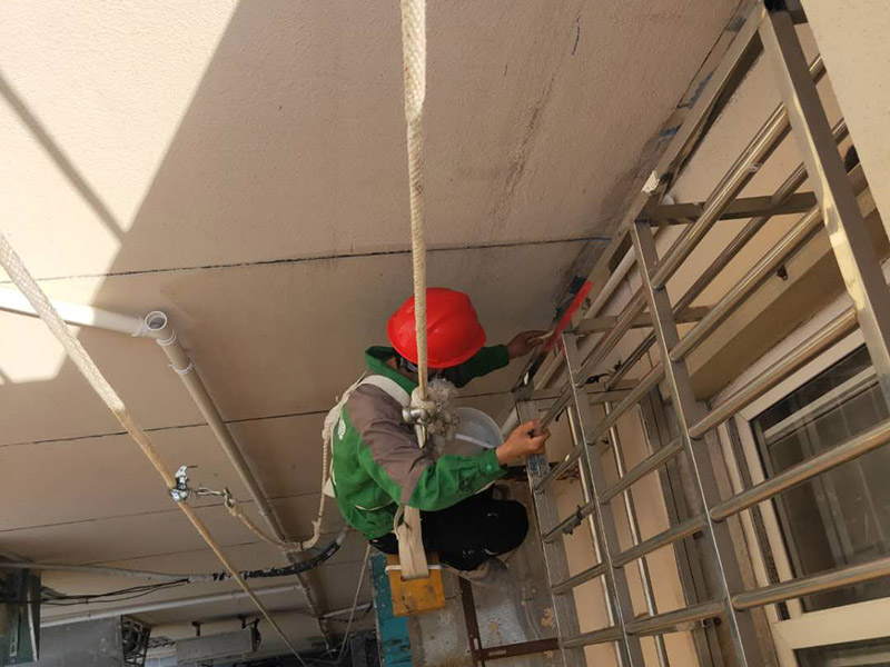 外墻窗戶防水維修：滴水檐遭破壞：窗戶洞口都有滴水檐，在改造陽(yáng)臺(tái)之時(shí)，有的業(yè)主將窗戶外移，壓到滴水檐上，飄雨就會(huì)進(jìn)到窗框和墻體的縫中，從窗戶上部往里洇水。 解決方案：在洞口處加裝滴水檐(通過(guò)連接件或者打膠鼓包等多種形式)，使水能順利往外排。 排水孔被堵：塑鋼窗底部都設(shè)有排水孔，但安裝時(shí)不留意就會(huì)被堵住，一旦出現(xiàn)大雨，窗框里的存水會(huì)從安裝脹栓處往內(nèi)滲水。 解決方案：查看窗戶是否是通過(guò)打脹栓的方式連接的，如果是可臨時(shí)往里加膠起到密封作用，待雨季過(guò)后起出重新打膠。若是固定在玻璃下面，還得待雨季過(guò)后，把玻璃起開(kāi)，清出窗框內(nèi)的存水后再重新施膠。