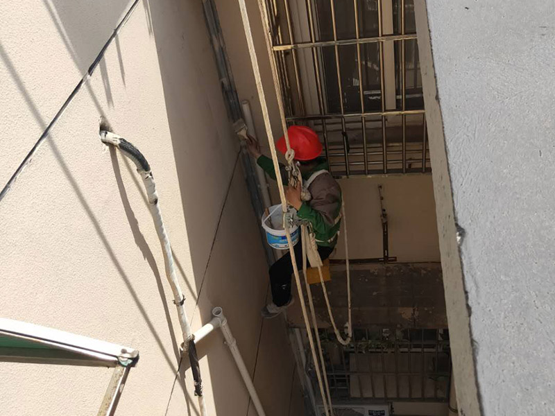 外墻窗戶防水維修：滴水檐遭破壞：窗戶洞口都有滴水檐，在改造陽(yáng)臺(tái)之時(shí)，有的業(yè)主將窗戶外移，壓到滴水檐上，飄雨就會(huì)進(jìn)到窗框和墻體的縫中，從窗戶上部往里洇水。 解決方案：在洞口處加裝滴水檐(通過(guò)連接件或者打膠鼓包等多種形式)，使水能順利往外排。 排水孔被堵：塑鋼窗底部都設(shè)有排水孔，但安裝時(shí)不留意就會(huì)被堵住，一旦出現(xiàn)大雨，窗框里的存水會(huì)從安裝脹栓處往內(nèi)滲水。 解決方案：查看窗戶是否是通過(guò)打脹栓的方式連接的，如果是可臨時(shí)往里加膠起到密封作用，待雨季過(guò)后起出重新打膠。若是固定在玻璃下面，還得待雨季過(guò)后，把玻璃起開(kāi)，清出窗框內(nèi)的存水后再重新施膠。