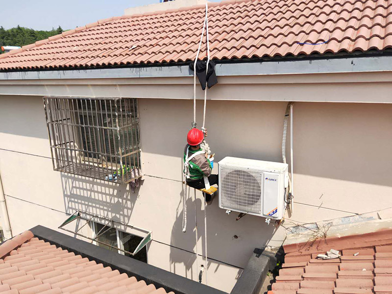 外墻窗戶防水維修：滴水檐遭破壞：窗戶洞口都有滴水檐，在改造陽(yáng)臺(tái)之時(shí)，有的業(yè)主將窗戶外移，壓到滴水檐上，飄雨就會(huì)進(jìn)到窗框和墻體的縫中，從窗戶上部往里洇水。 解決方案：在洞口處加裝滴水檐(通過(guò)連接件或者打膠鼓包等多種形式)，使水能順利往外排。 排水孔被堵：塑鋼窗底部都設(shè)有排水孔，但安裝時(shí)不留意就會(huì)被堵住，一旦出現(xiàn)大雨，窗框里的存水會(huì)從安裝脹栓處往內(nèi)滲水。 解決方案：查看窗戶是否是通過(guò)打脹栓的方式連接的，如果是可臨時(shí)往里加膠起到密封作用，待雨季過(guò)后起出重新打膠。若是固定在玻璃下面，還得待雨季過(guò)后，把玻璃起開(kāi)，清出窗框內(nèi)的存水后再重新施膠。