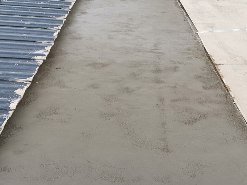 屋頂找平施工：基層處理&rarr;灑水濕潤(rùn)&rarr;找標(biāo)高、抹灰餅、沖筋&rarr;攪拌砂漿&rarr;刷水泥漿結(jié)合層&rarr;鋪水泥砂漿面層&rarr;抹光機(jī)抹光&rarr;木抹子搓平&rarr;鐵抹子壓光（根據(jù)下個(gè)構(gòu)造層次決定做法）&rarr;分隔縫切割&rarr;養(yǎng)護(hù)&rarr;驗(yàn)收。 清理結(jié)構(gòu)層、保溫層上面的松散雜物，凸出基層表面的硬物應(yīng)剔平掃凈;抹找坡層前，宜對(duì)基層灑水濕潤(rùn);突出屋面的管道、支架等根部，應(yīng)用細(xì)石混凝土堵實(shí)和固定;對(duì)不易與找平層結(jié)合的基層應(yīng)做界面處理。