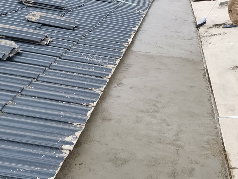 屋頂找平施工：基層處理&rarr;灑水濕潤(rùn)&rarr;找標(biāo)高、抹灰餅、沖筋&rarr;攪拌砂漿&rarr;刷水泥漿結(jié)合層&rarr;鋪水泥砂漿面層&rarr;抹光機(jī)抹光&rarr;木抹子搓平&rarr;鐵抹子壓光（根據(jù)下個(gè)構(gòu)造層次決定做法）&rarr;分隔縫切割&rarr;養(yǎng)護(hù)&rarr;驗(yàn)收。 清理結(jié)構(gòu)層、保溫層上面的松散雜物，凸出基層表面的硬物應(yīng)剔平掃凈;抹找坡層前，宜對(duì)基層灑水濕潤(rùn);突出屋面的管道、支架等根部，應(yīng)用細(xì)石混凝土堵實(shí)和固定;對(duì)不易與找平層結(jié)合的基層應(yīng)做界面處理。