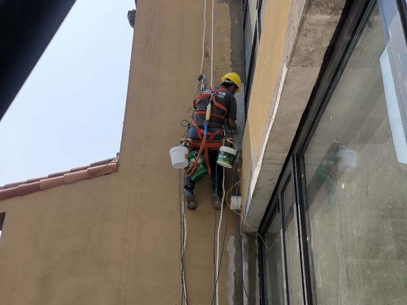 外墻修補維修：1、專業(yè)人員刷滲透劑涂刷第三遍，墻面檢查、晾干、涂刷第二處，發(fā)現(xiàn)裂縫再涂刷滲透劑、裂縫全部處理完。 填、涂 晾干 2、 由專業(yè)人員在樓層屋面上將吊索固定后，山墻頂部開始向下逐一對外墻面進行檢查 3、 發(fā)現(xiàn)外墻磚和灰縫有微小裂 縫，即用滲透劑對裂縫處上下左右各0.3 米范圍 內(nèi)進行立涂刷處理。每處裂縫處理不少于2遍，且處理前墻面必須干燥。