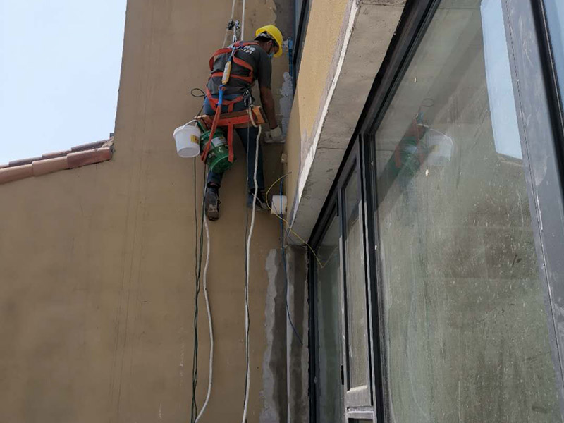 外墻修補維修：1、專業(yè)人員刷滲透劑涂刷第三遍，墻面檢查、晾干、涂刷第二處，發(fā)現(xiàn)裂縫再涂刷滲透劑、裂縫全部處理完。 填、涂 晾干 2、 由專業(yè)人員在樓層屋面上將吊索固定后，山墻頂部開始向下逐一對外墻面進行檢查 3、 發(fā)現(xiàn)外墻磚和灰縫有微小裂 縫，即用滲透劑對裂縫處上下左右各0.3 米范圍 內(nèi)進行立涂刷處理。每處裂縫處理不少于2遍，且處理前墻面必須干燥。