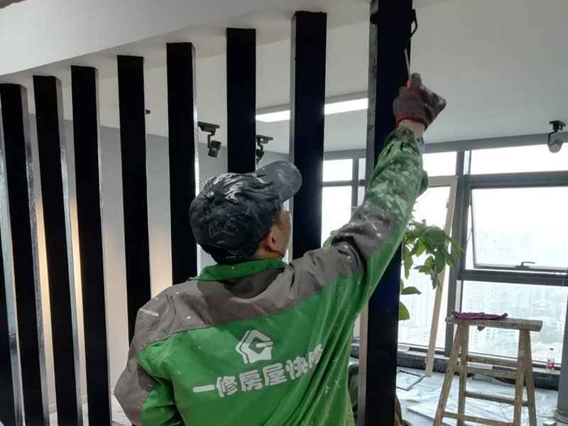 隔斷油漆翻新：首先用粗砂紙把需要刷油漆的地方都打磨一遍，注意轉(zhuǎn)角的地方不要打磨的太厲害，然后用布沾水，弄成半濕狀，把剛打磨完的粉末都擦干凈。拿細(xì)砂紙?jiān)僦匦麓蚰ヒ槐?，同樣要注意轉(zhuǎn)角處。再用沾水布把粉末清理干凈。就可以開始刷漆，刷漆的規(guī)則是從上到下，從左到右。