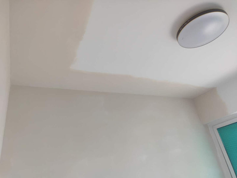 墻面翻新裝修：1、短期內(nèi)：對(duì)于購買的二手房墻面，如果是裝修沒多久，那么在進(jìn)行墻面處理的時(shí)候，原先的耐水膩?zhàn)涌梢员Ａ粢恍挥猛耆溺P掉；用鋼刷和砂紙進(jìn)行打磨墻面，打磨后即可重新涂刷乳膠漆。 2、時(shí)間間隔太久：如果是五年以上的耐水膩?zhàn)?，由于材料老化，在二次刷漆的時(shí)候，就必須全部鏟除至墻底，否則的話會(huì)影響今后墻面乳膠漆的施工質(zhì)量和裝修后的長期使用效果。