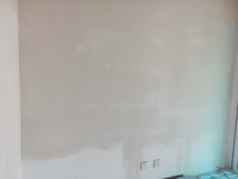 墻面翻新裝修：1、短期內(nèi)：對(duì)于購買的二手房墻面，如果是裝修沒多久，那么在進(jìn)行墻面處理的時(shí)候，原先的耐水膩?zhàn)涌梢员Ａ粢恍?，不用完全的鏟掉；用鋼刷和砂紙進(jìn)行打磨墻面，打磨后即可重新涂刷乳膠漆。 2、時(shí)間間隔太久：如果是五年以上的耐水膩?zhàn)?，由于材料老化，在二次刷漆的時(shí)候，就必須全部鏟除至墻底，否則的話會(huì)影響今后墻面乳膠漆的施工質(zhì)量和裝修后的長期使用效果。