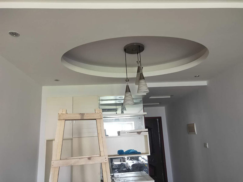 墻面翻新裝修：1、短期內(nèi)：對(duì)于購買的二手房墻面，如果是裝修沒多久，那么在進(jìn)行墻面處理的時(shí)候，原先的耐水膩?zhàn)涌梢员Ａ粢恍挥猛耆溺P掉；用鋼刷和砂紙進(jìn)行打磨墻面，打磨后即可重新涂刷乳膠漆。 2、時(shí)間間隔太久：如果是五年以上的耐水膩?zhàn)樱捎诓牧侠匣?，在二次刷漆的時(shí)候，就必須全部鏟除至墻底，否則的話會(huì)影響今后墻面乳膠漆的施工質(zhì)量和裝修后的長期使用效果。