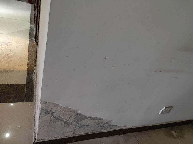 墻面局部維修翻新：墻面局部位置需要維修，墻面局部需要維修這個(gè)情況一般來(lái)說(shuō)是比較常見(jiàn)的問(wèn)題?？赡苡捎谝郧把b修時(shí)施工工藝的原因，墻面局部出現(xiàn)開(kāi)裂、脫落現(xiàn)象，或者墻面被家中小朋友亂寫(xiě)亂畫(huà)，或不小心被硬物刮傷等等。這幾種問(wèn)題都是比較常見(jiàn)的墻面局部問(wèn)題，其中開(kāi)裂以及刮傷這種有明顯傷痕的問(wèn)題建議都是能夠盡快進(jìn)行維修，以免傷害到周?chē)渌旰脡γ妗?維修期間需要重新刮膩?zhàn)舆M(jìn)行修補(bǔ)找平，那么在施工時(shí)就需要等到每一層膩?zhàn)油耆赏覆拍苓M(jìn)行下一步的施工。乳膠漆在涂刷底漆與面漆時(shí)同樣需要一個(gè)自然干透的時(shí)間，這些是比較影響我們墻面乳膠漆維修時(shí)間的主要因素。