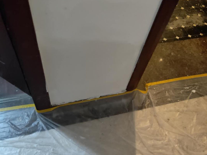 墻面局部維修翻新：墻面局部位置需要維修，墻面局部需要維修這個(gè)情況一般來(lái)說(shuō)是比較常見(jiàn)的問(wèn)題?？赡苡捎谝郧把b修時(shí)施工工藝的原因，墻面局部出現(xiàn)開(kāi)裂、脫落現(xiàn)象，或者墻面被家中小朋友亂寫(xiě)亂畫(huà)，或不小心被硬物刮傷等等。這幾種問(wèn)題都是比較常見(jiàn)的墻面局部問(wèn)題，其中開(kāi)裂以及刮傷這種有明顯傷痕的問(wèn)題建議都是能夠盡快進(jìn)行維修，以免傷害到周?chē)渌旰脡γ妗?維修期間需要重新刮膩?zhàn)舆M(jìn)行修補(bǔ)找平，那么在施工時(shí)就需要等到每一層膩?zhàn)油耆赏覆拍苓M(jìn)行下一步的施工。乳膠漆在涂刷底漆與面漆時(shí)同樣需要一個(gè)自然干透的時(shí)間，這些是比較影響我們墻面乳膠漆維修時(shí)間的主要因素。