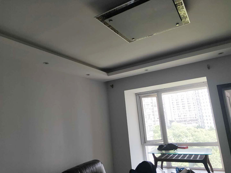 乳膠漆翻新：一般來說，內(nèi)墻乳膠漆，在墻砌好后，是在抹灰完成后，總包單位會進行兩道抹灰，第二道的時候基面加以修飾效果的補平。 　　所以一般都會批膩子，膩子的作用是讓墻面更平整一點。 雙飛粉也可以當膩子用，一般是用801+809膠水加雙飛粉攪拌。刮膩子后，總有些高低不平，或者基層不是很平整的面。這個時候，需要砂紙出動，進行手工的打磨，修復(fù)。中間還可以用太陽燈照明，便于檢查平整度。再用砂紙打磨，不斷的完善。