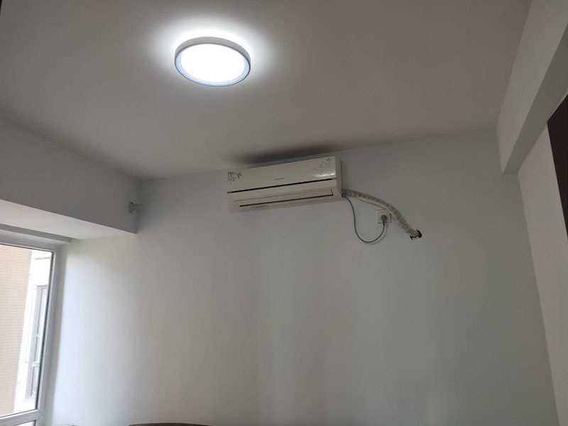 乳膠漆翻新：一般來說，內(nèi)墻乳膠漆，在墻砌好后，是在抹灰完成后，總包單位會進行兩道抹灰，第二道的時候基面加以修飾效果的補平。 　　所以一般都會批膩子，膩子的作用是讓墻面更平整一點。 雙飛粉也可以當膩子用，一般是用801+809膠水加雙飛粉攪拌。刮膩子后，總有些高低不平，或者基層不是很平整的面。這個時候，需要砂紙出動，進行手工的打磨，修復(fù)。中間還可以用太陽燈照明，便于檢查平整度。再用砂紙打磨，不斷的完善。