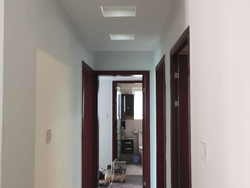 乳膠漆翻新：一般來說，內(nèi)墻乳膠漆，在墻砌好后，是在抹灰完成后，總包單位會進行兩道抹灰，第二道的時候基面加以修飾效果的補平。 　　所以一般都會批膩子，膩子的作用是讓墻面更平整一點。 雙飛粉也可以當膩子用，一般是用801+809膠水加雙飛粉攪拌。刮膩子后，總有些高低不平，或者基層不是很平整的面。這個時候，需要砂紙出動，進行手工的打磨，修復(fù)。中間還可以用太陽燈照明，便于檢查平整度。再用砂紙打磨，不斷的完善。