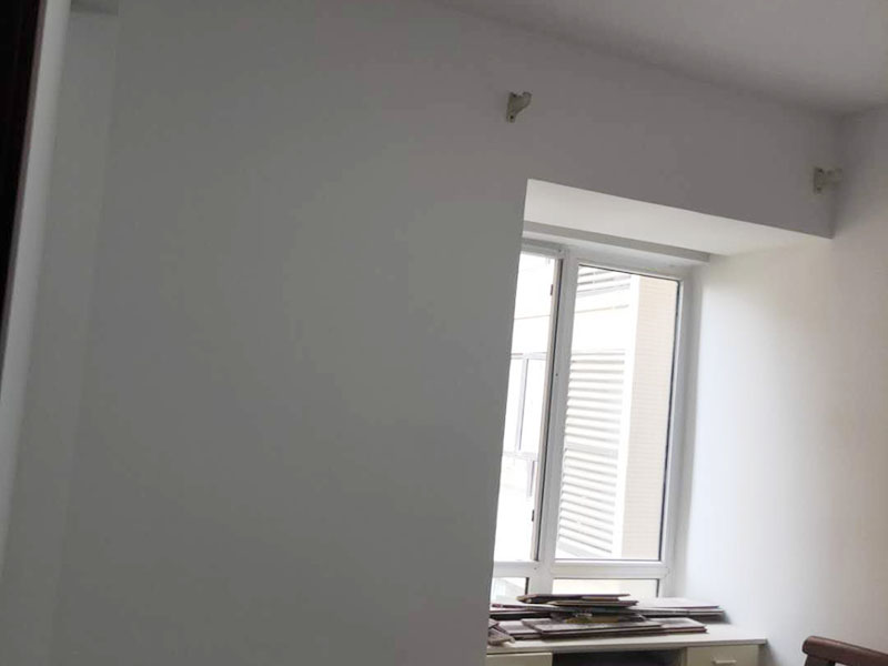 乳膠漆翻新：一般來說，內(nèi)墻乳膠漆，在墻砌好后，是在抹灰完成后，總包單位會進行兩道抹灰，第二道的時候基面加以修飾效果的補平。 　　所以一般都會批膩子，膩子的作用是讓墻面更平整一點。 雙飛粉也可以當膩子用，一般是用801+809膠水加雙飛粉攪拌。刮膩子后，總有些高低不平，或者基層不是很平整的面。這個時候，需要砂紙出動，進行手工的打磨，修復(fù)。中間還可以用太陽燈照明，便于檢查平整度。再用砂紙打磨，不斷的完善。