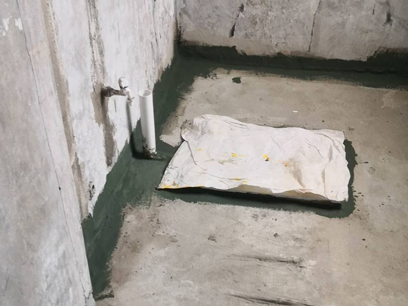 有一種叫架空式回填，這一種方式現(xiàn)在相對來說比較少了，首先這種方式的時間成本要多出一到兩天而且這種方式的防水相對來說會比較差，樓下很容易出現(xiàn)問題，雖然這種方式對了管道的保護(hù)是非常好的，因為衛(wèi)生間中間就是空的，它就是在四周的墻面打孔，然后做現(xiàn)澆板，這樣做主要就是后期時間長了四周容易出現(xiàn)滲漏，然后中間的架空層就會被水填滿，防水萬一出問題就比較麻煩。